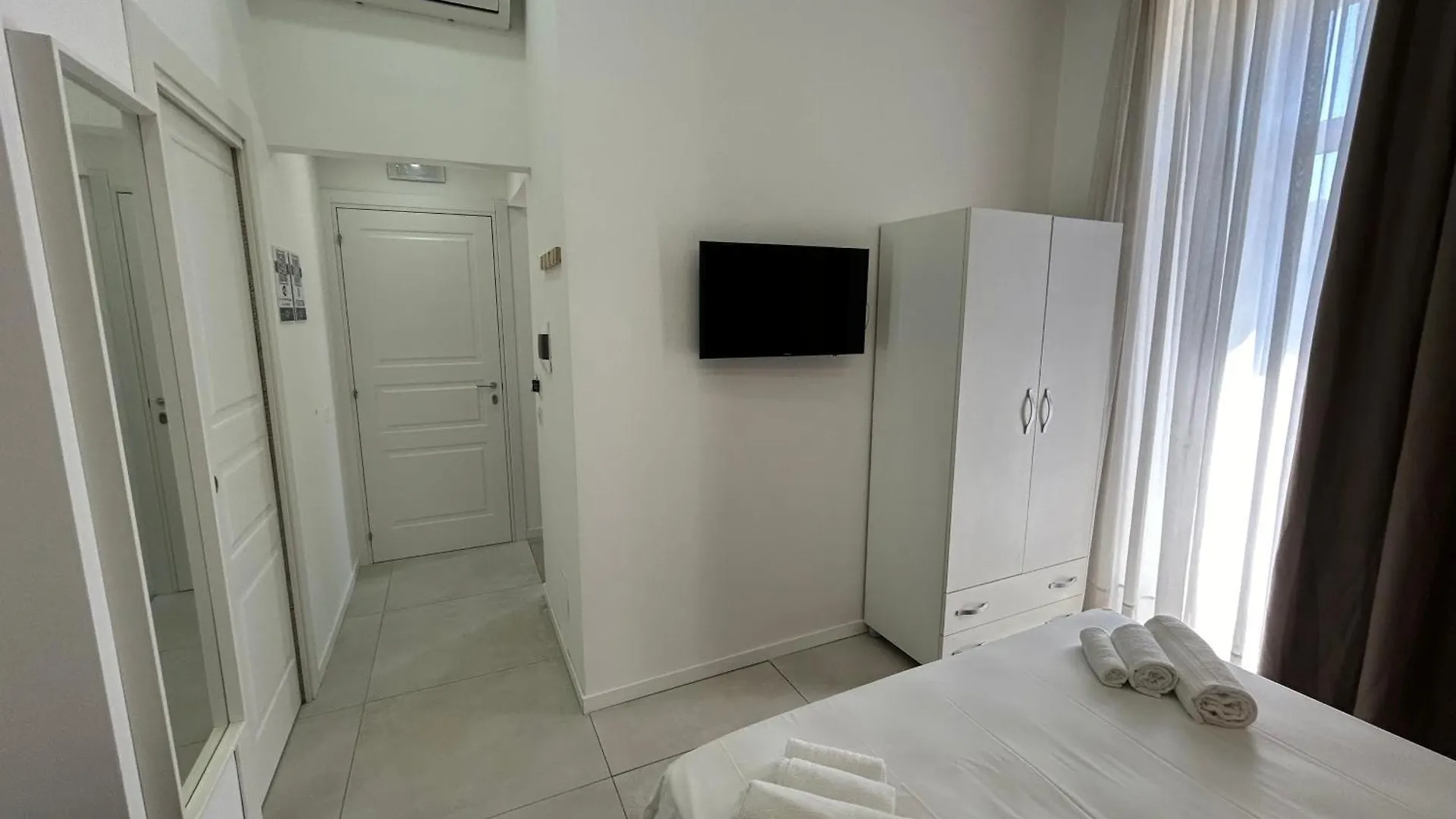 Enjoy Rooms Napoli 0*,