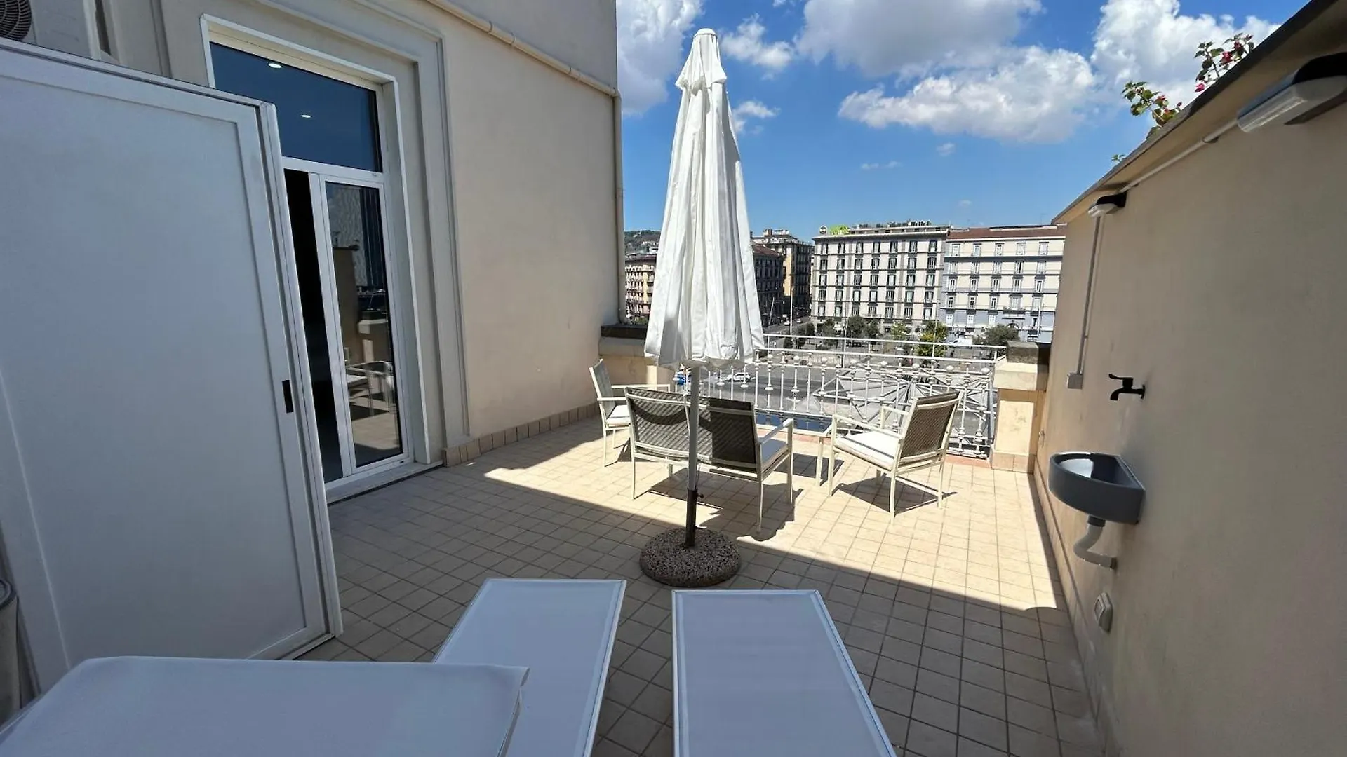 Enjoy Rooms Napoli 0*,  Italia